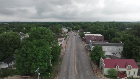 Centro-De-Bristol,-Indiana,-Con-Vídeo-De-Drones-Retrocediendo