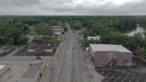 Centro-De-Bristol,-Indiana,-Con-Vídeo-De-Drones-Avanzando