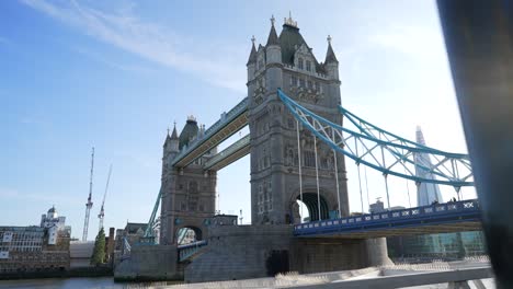 Fluss-Themse-Bunt-Ruhig-Leer-Morgen-Tower-Bridge-London,-Sonneneruption,-Dolly-Bewegung,-Heller-Sonniger-Tag-Im-Vereinigten-Königreich-Großbritannien-Brexit-Nachwirkungen,-Traditionelles-Englisch,-2023-Post-Covid-Stadt,-Slomo-4k