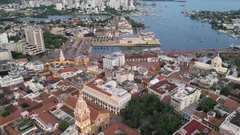 Drone-shot-revealing-port-city-Cartagena-on-Colombia’s-Caribbean-coast,-Panoramic-view