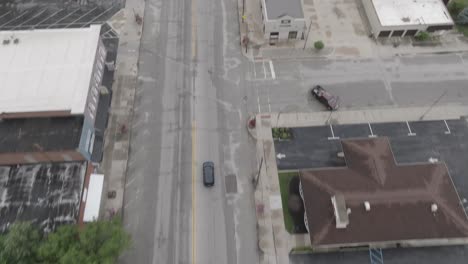 Centro-De-Elkhart,-Indiana,-Con-Automóviles-Conduciendo-Y-Video-De-Drones-Inclinándose-Hacia-Arriba.