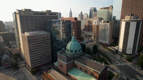 Basílica-Católica-Iglesia-Filadelfia-Descendiendo-Y-Girando-Drone-Disparo-Verano-Soleado-Hora-Dorada-Mañana