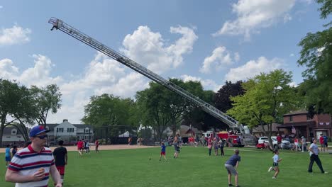 Feuerwehrauto-Mit-Leiter-über-Menschen-Auf-Einem-Festival-Ausgestreckt