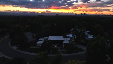 Großes-Amerikanisches-Haus-Mit-Modernem-Weißen-Dach-Bei-Wunderschönem-Sonnenuntergang-über-Der-Stadt-Der-USA