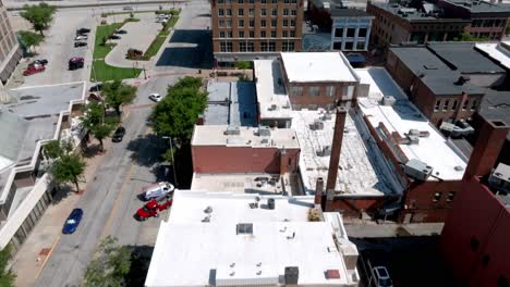 Centro-De-Rock-Island,-Illinois,-Con-Video-De-Drones-Inclinándose-Hacia-Arriba-Y-Avanzando