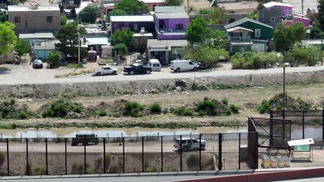 Vista-Aérea-Del-Vehículo-Todoterreno-De-La-Patrulla-Fronteriza-Y-Del-Vehículo-Humvee-De-Grado-Militar-En-La-Frontera-Entre-México-Y-Estados-Unidos.