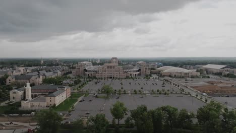 Campus-Der-Universität-Notre-Dame-Und-Stadion-Notre-Dame-In-South-Bend,-Indiana-Mit-Drohnenvideo,-Das-Sich-Von-Links-Nach-Rechts-Bewegt