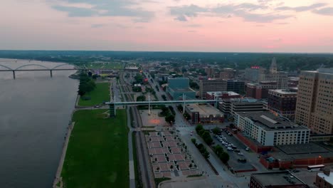 Horizonte-Del-Centro-De-Davenport,-Iowa-Durante-La-Puesta-De-Sol-Con-Video-De-Drones-Avanzando