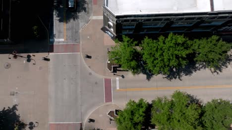 Centro-De-Rock-Island,-Illinois-Con-Vídeo-De-Drones-Intersección-Aérea-Con-Giro-De-Coche