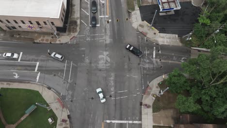 Intersección-En-El-Centro-De-Elkhart,-Indiana,-Con-Tráfico-En-Movimiento-Y-Video-De-Drones-Mirando-Hacia-Abajo-Estable