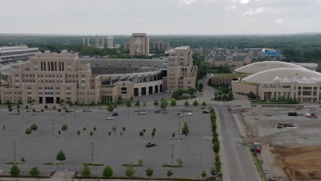 Campus-De-La-Universidad-De-Notre-Dame-Y-Estadio-De-Notre-Dame-En-South-Bend,-Indiana,-Con-Video-De-Drones-Moviéndose-De-Izquierda-A-Derecha-Paralaje