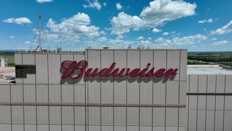 Budweiser-sign-at-Anheuser-Busch-factory-in-Fort-Collins,-Colorado