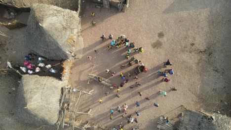 Gambische-Kinder-Springen-In-Einem-Kleinen-Dorf-In-Gambia-In-Die-Luft