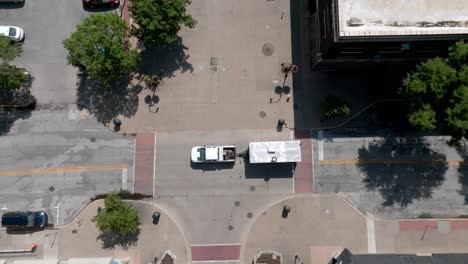 Centro-De-Rock-Island,-Illinois-Con-Video-De-Drones-Intersección-Aérea-Con-Camioneta-Que-Transporta-Remolque