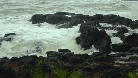 Meereswelle-Plätschert-Auf-Einem-Felsen