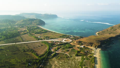 Vista-Aérea-De-La-Costa-De-Agua-De-Mar-Turquesa-De-La-Isla-De-Lombok,-Indonesia,-Bahía-De-Kuta-Tanjung-Aan