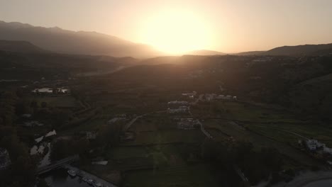 Sonnenuntergangsflug-In-Der-Stadt-Georgioupolis-Auf-Der-Insel-Kreta,-Griechenland