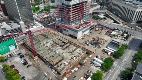 Vista-Aérea-Del-Sitio-De-Construcción-En-El-Centro-De-Cleveland-Ohio-Usa-En-La-Fase-De-Fundación-Y-Encuadre,-Disparo-De-Drones