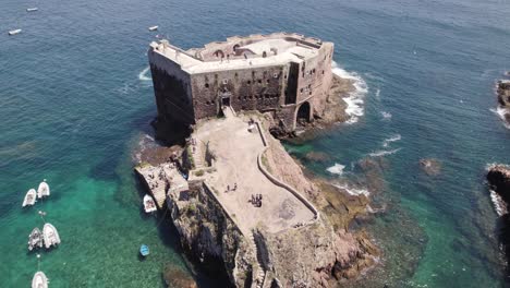 Absteigende-Luftaufnahme-über-Der-Festung-Berlengas,-Die-Den-Endlosen-Horizont-In-Portugal-Freigibt