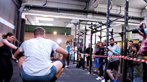 Atleta-Masculino-Enérgico-Salta-Con-Agilidad-Y-Potencia-Sobre-Una-Caja-De-Crossfit