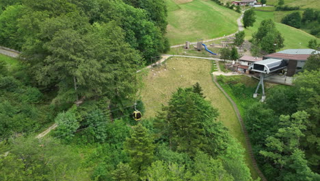 Seilbahn-Gondel-Fährt-In-Schweizer-Bergstation-Auf-Berggipfel-Drohnenpfanne-Ein