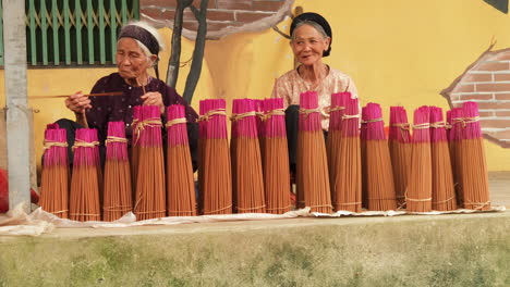 Zwei-Vietnamesische-Älteste-Verkaufen-Auf-Dem-Straßenmarkt-Weihrauch-Für-Religiöse-Zeremonien