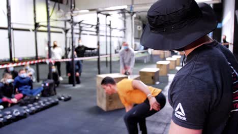 Sportler-Im-Crossfit-Fitnessstudio-Trainiert-Ruck-Und-Saubere-Übungen-Mit-Hanteln