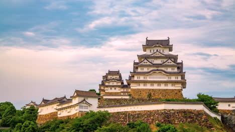 Himeji-Schloss-Sonnenuntergang-Zeitraffer-An-Bewölktem-Tag-Osaka-Japan-Reise-Zeitraffer