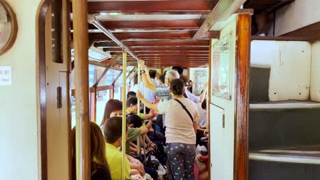 Los-Viajeros-Viajan-A-Través-De-Hong-Kong-Dentro-De-Un-Tranvía-De-La-Ciudad-Ocupada