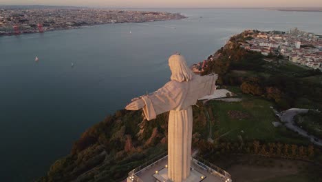 El-Monumento-A-La-Estatua-De-Cristo-De-Lisboa-A-La-Luz-Del-Atardecer,-Tomado-Por-Un-Dron