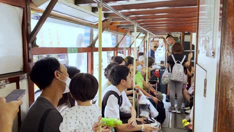 Viajero-Sentado-Dentro-De-Un-Tranvía-Lleno-De-Gente-En-Hong-Kong