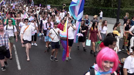 Manifestantes-De-Colores-Brillantes-Sostienen-Pancartas-Mientras-Miles-Marchan-Por-Piccadilly-En-El-Orgullo-Trans-De-Londres-2023