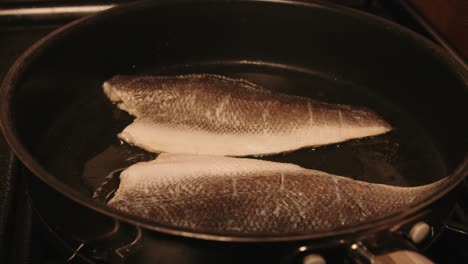 Wolfsbarsch-Fischfilets-In-Der-Pfanne-Kochen