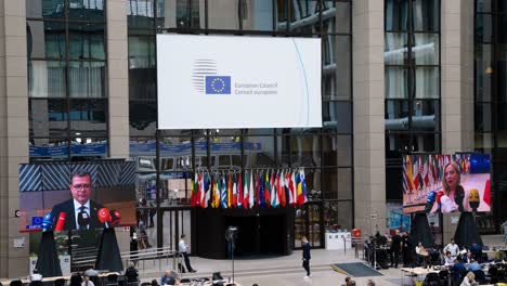 Entrevistas-En-Vivo-De-Líderes-Europeos-En-Pantallas-Gigantes-En-La-Sala-De-Prensa-Durante-La-Cumbre-Del-Consejo-Europeo-En-Bruselas,-Bélgica.