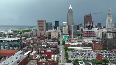 Aerial-View-of-Traffic-on-St-Clair-Avenue-and-Downtown-Cleveland-OH-USA-Buildings-and-Towers,-Descending-Drone-Shot