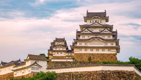 Himeji-Schloss-Sonnenuntergang-Zeitraffer-An-Bewölktem-Tag-Osaka-Japan-Reise-Zoomin-Bewegter-Magentafarbener-Himmel