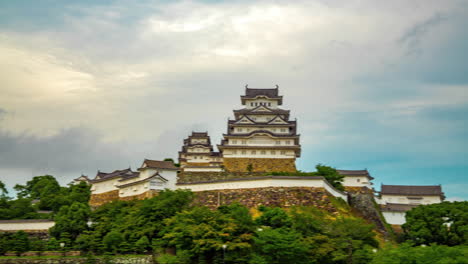 Bewegender-Zeitraffer-Am-Schloss-Himeji,-Nijojo,-Japan,-Osaka,-Wolken-Am-Himmel,-Sannomaru-Platz,-Hyogo