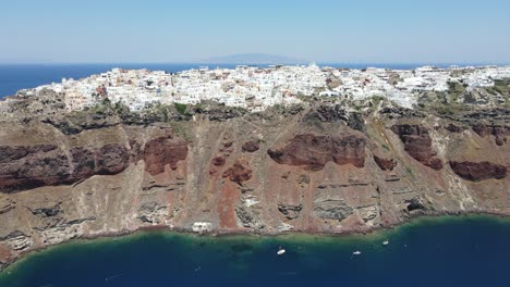 Amplia-Vista-De-Oia,-Santorini-Capturada-Por-Un-Dron.