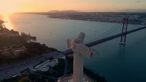 El-Monumento-A-La-Estatua-De-Cristo-De-Lisboa-A-La-Luz-Del-Atardecer,-Tomado-Por-Un-Dron
