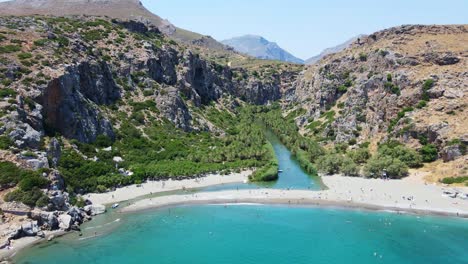 La-Increíble-Playa-De-Palmeras-De-Creta-Y-Su-Bosque-De-Palmeras-único-En-La-Isla-Griega