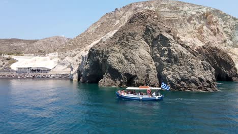 Taxiboot-Fährt-Vom-Roten-Strand-Zum-Weißen-Strand-Auf-Der-Insel-Santorini