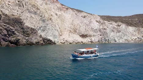 Taxiboot-Voller-Touristen,-Die-Vom-Roten-Strand-Zum-Weißen-Strand-Auf-Der-Insel-Santorini-Segeln