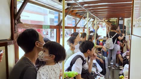Überfüllte-Straßenbahnfahrt-Durch-Die-Straßen-Von-Hongkong