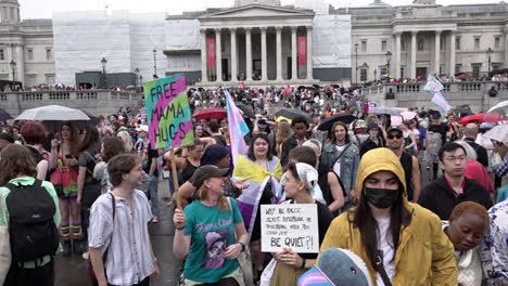Miles-De-Manifestantes-Sostienen-Pancartas-Mientras-Se-Reúnen-En-Trafalgar-Square-Para-Prepararse-Para-Marchar-En-Londres-Trans-Pride-2023.