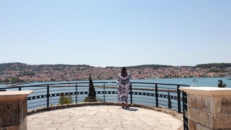 Lady-in-Summer-Dress-taking-Pictures-of-Argostoli-Kefalonia-Greece,-Panorama-view,-4K-footage