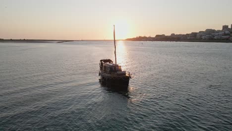 Boot-Auf-Dem-Douro-Fluss-Bei-Sonnenuntergang,-In-Der-Nähe-Der-Flussmündung,-Entlang-Der-Malerischen-Küste---Drohne