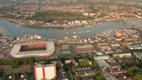 Toma-Aérea-Hacia-El-Río-Itchen-Y-El-Estadio-De-Southampton.