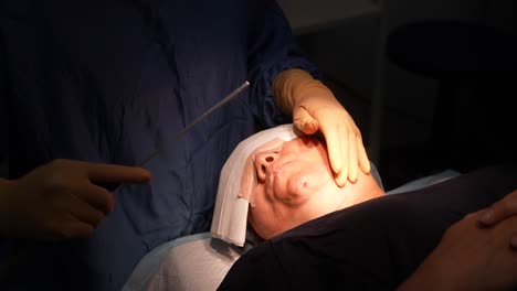 Liposucción-De-Papada,-Cirugía-En-Quirófano,-Médico-Operando-Cirugía-Estética-Facial,-Operación-De-Obesidad,-Succión-De-Grasa-Del-Cuerpo