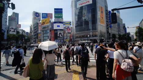 Menschen-Gehen-An-Der-Shibuya-Kreuzung-Entlang