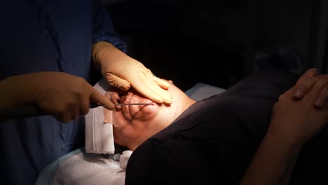 Liposucción-De-Papada,-Cirugía-En-Quirófano,-Médico-Operando-Cirugía-Estética-Facial,-Clínica
